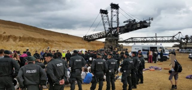 Versammlungsverbote sind inakzeptabel und beschneiden Grundrechte im Dienst von Konzerninteressen Versammlungsverbote sind inakzeptabel und beschneiden Grundrechte im Dienst von Konzerninteressen
